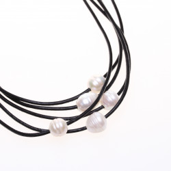 Náhrdelník pět perel přání, černá kůže a bílé perly