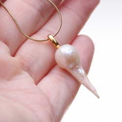 PZ082_01_Stříbrný perlový přívěsek s kasumi perlou tvaru chilli