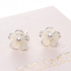 stříbrné perleťové náušnice květinky s perlami, bílé 11 mm šroubky