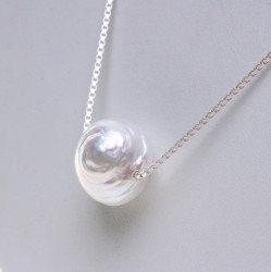PZ071_02_Jedna perla na stříbrném řetízku, bílá kasumi perla