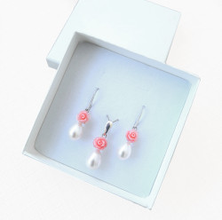 stříbrný perlový set s růžičkami