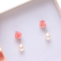 PP097_03_Perlové náušnice s korálovou růží a perlami - kompenzace asymetrie, 925